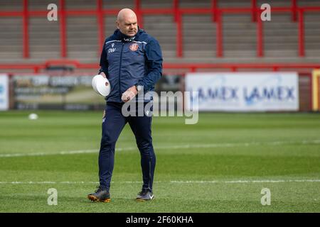 Allenatore professionista di calcio Dean Wilkins nel suo ruolo di assistente direttore dello Stevenage FC Foto Stock