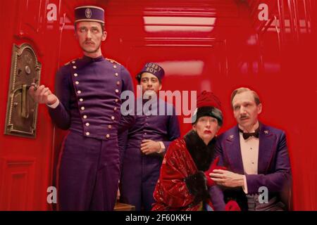 THE GRAND BUDAPEST HOTEL 2014 Fox Searchlight Pictures film with Ralph Fiennes sulla destra Foto Stock