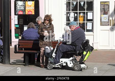 Hereford, Herefordshire Regno Unito - Lunedì 29 Marzo 2021 - le persone si incontrano nel centro di Hereford per gustare una tazza di caffè all'aperto in una bella giornata di primavera soleggiata come le restrizioni Coronavirus sono attenuate per consentire a un massimo di sei persone da due famiglie di incontrarsi all'aperto. Photo Steven May / Alamy Live News Foto Stock