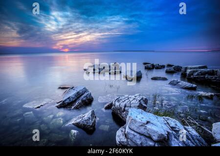 Al suggestivo tramonto primaverile presso la Juddville Bay, situata appena a nord di Egg Harbor, nella contea di Door, Wisconsin. Spesso denominato "Cape Cod" Midwest Foto Stock