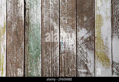 Vista frontale del disegno verticale della tavola di legno di grunge per sfondo astratto Foto Stock