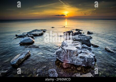 Al suggestivo tramonto primaverile presso la Juddville Bay, situata appena a nord di Egg Harbor, nella contea di Door, Wisconsin. Spesso denominato "Cape Cod" Midwest Foto Stock