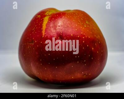Set di mele fresche intere e tagliate e fette isolate su sfondo bianco. Foto Stock