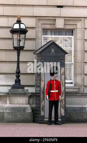 21 aprile 2011. Londra, Inghilterra. Una Guardia reale dei piedi, un membro della Guardia Scozzesi, si trova al servizio di entrata a Buckingham Palace nella corsa fino a Catherin Foto Stock