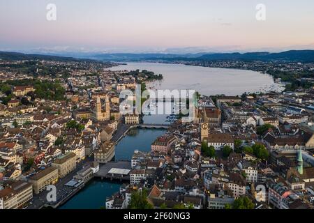 Vista aerea del crepuscolo sul centro storico di Zurigo, dove il fiume Limmat raggiunge il lago di Zurigo, nella città più grande della Svizzera. Foto Stock