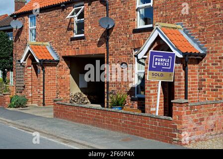 Casa con segno venduto nel villaggio di Barmby-on-the-Marsh Foto Stock