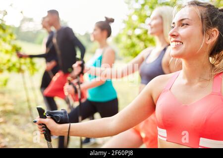 Giovani sportivi che fanno Nordic Walking come fitness e resistenza formazione Foto Stock