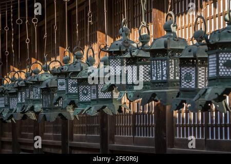 Ornate lanterne giapponesi in rame appese fuori Kasuga Taisha o Grande Santuario un santuario shintoista a Nara, Giappone Foto Stock