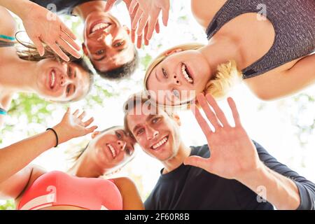 Gruppo di adolescenti come amici sventolando come un saluto un'escursione nella natura Foto Stock