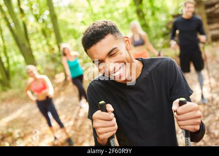 Giovane come allenatore nordico ha divertimento fare sport con il suo gruppo Foto Stock