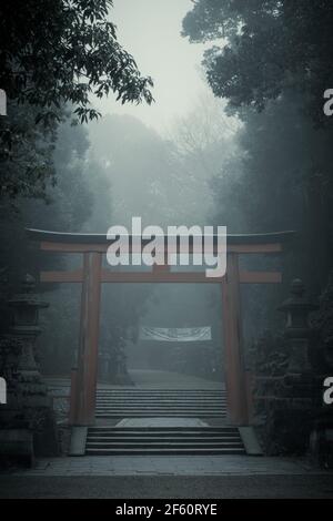 Il deserto Kasuga Taisha Grand Shrine a Nara, Kansai, Giappone in una fredda e maledetto mattina Foto Stock