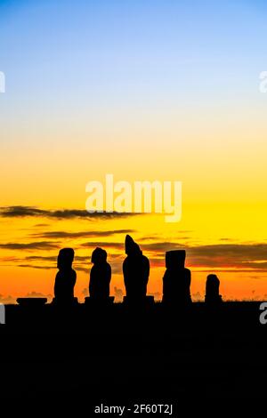 AHU Vai Ure moai (statue) con le spalle alla costa dell'Oceano Pacifico a Tahai, Hanga Roa, costa occidentale dell'isola di Pasqua (Rapa Nui), Cile al tramonto Foto Stock