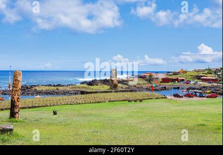 Fossato singolo (statua) in piedi di fronte al mare a Hanga Roa, la città principale sull'isola di Pasqua (Rapa Nui), Cile Foto Stock