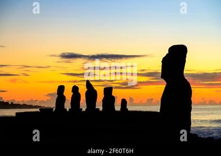 AHU Vai Ure e Tahai moai (statue), alle spalle della costa dell'Oceano Pacifico a Tahai, Hanga Roa, costa occidentale dell'isola di Pasqua (Rapa Nui), Cile al tramonto Foto Stock