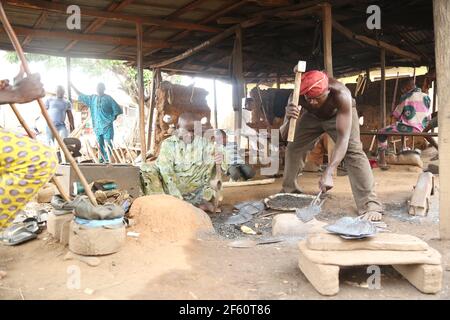 Fabbro che fa le zane per gli agricoltori rurali nello Stato di Oyo, Nigeria. Foto Stock