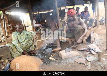 Fabbri che fanno le zanne per gli agricoltori rurali nello Stato di Oyo, Nigeria. Foto Stock