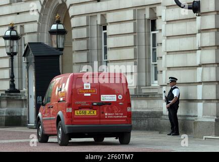 21 aprile 2011. Buckingham PalaceLondon, Inghilterra. La Royal Mail consegna la posta a Buckingham Palace nella corsa fino al matrimonio reale quando Kate mi Foto Stock