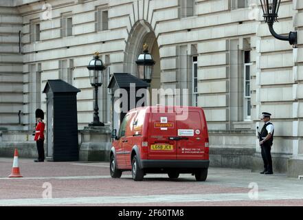 21 aprile 2011. Buckingham PalaceLondon, Inghilterra. La Royal Mail consegna la posta a Buckingham Palace nella corsa fino al matrimonio reale quando Kate mi Foto Stock