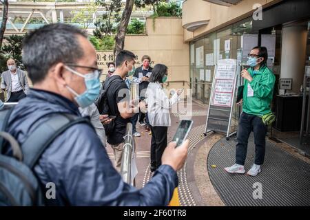 Hong Kong, Cina. 18 Marzo 2021. Un membro del personale del Centro comunitario di vaccinazione parla con i partecipanti fuori dalla Biblioteca centrale di Hong Kong. I cittadini di Hong Kong frequentano il Centro comunitario di vaccinazione situato in una delle gallerie della Biblioteca centrale di Hong Kong, nel distretto di Tai Hang, giovedì 18 marzo. (Foto di Ivan Abreu/SOPA Images/Sipa USA) Credit: Sipa USA/Alamy Live News Foto Stock