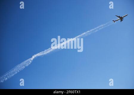 l'aereo nel cielo limpido decolli lasciando il linea Foto Stock