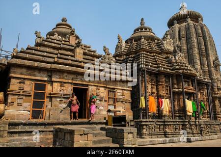 Bhubaneswar, India - 2021 febbraio: Due uomini che parlano nel tempio di Ananta Vasudeva il 9 febbraio 2021 a Bhubaneswar, Odisha, India. Foto Stock