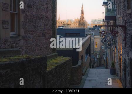 Edimburgo, Scozia - Gennaio 18 2020: Vista del Monumento Walter Scott dal vicolo di dietro gli avvocati chiudere fuori il Royal Mile nel centro storico t Foto Stock