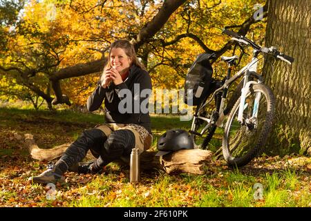 Il ciclista si ferma per bere dal pallone Foto Stock