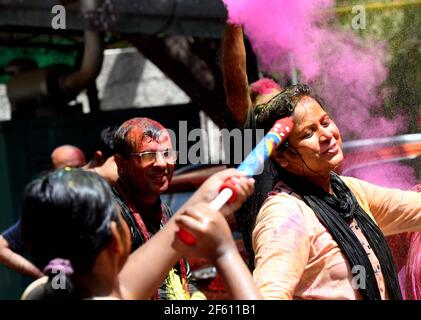 Nuova Delhi, India. 29 marzo 2021. La gente danza mentre celebra il festival di Holi a Nuova Delhi, India, 29 marzo 2021. Credit: Parta Sarkar/Xinhua/Alamy Live News Foto Stock