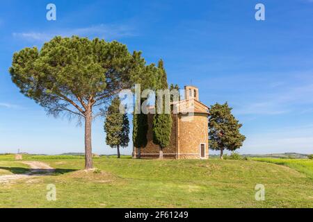 Cappella su una collina in un paesaggio rurale Foto Stock