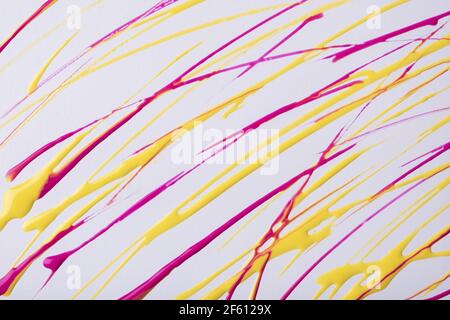 Linee sottili gialle e viola e schizzi disegnati su sfondo bianco. Sfondo d'arte astratto con pennellata magenta. Pittura acrilica con Foto Stock