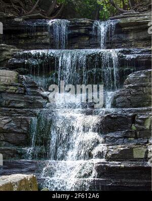 Princess Louise Falls - lunga esposizione fotografia di cascate sopra rocce in estate Foto Stock