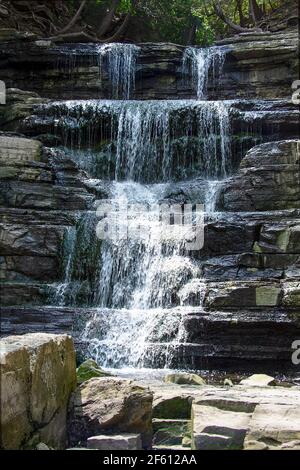 Princess Louise Falls - lunga esposizione fotografia di cascate sopra rocce in estate Foto Stock