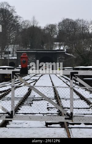 Stazione di Grosmont nella neve - barriera di sicurezza - Nord Yorkshire Moors Heritage Railway - NYMR - Snow on the Terra - Winters Day - Yorkshire UK Foto Stock