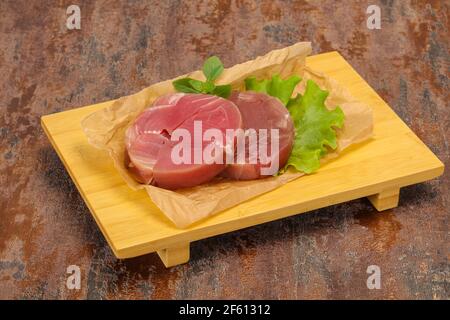 Tonno crudo round steak pronto per il grill Foto Stock