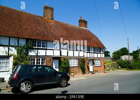 Tipici cottage incorniciati in mezzo legno vicino alla strada principale attraverso il villaggio, Hartfield, East Sussex, Inghilterra Foto Stock