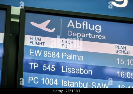 Dusseldorf, Nord Reno-Westfalia, Germania - Aeroporto di Dusseldorf, partenza per Maiorca, esposizione mostra partenze per Palma e Lisbona, pasqua va Foto Stock