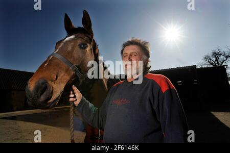 IL FORMATORE PAT RODFORD & SPARKEY PUÒ CHI CORRERÀ A CHELTENHAM NELLE SUE SCUDERIE IN ASH SOMERSET.7/3/2011. IMMAGINE DAVID ASHDOWN Foto Stock