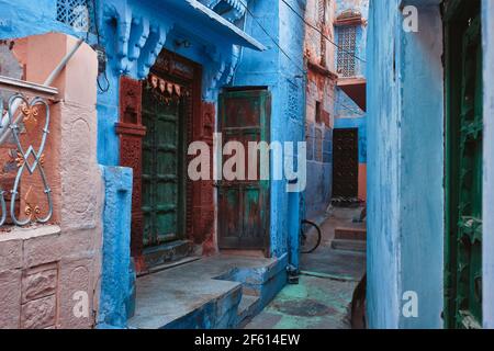 Case blu nelle strade di Jodhpur Foto Stock