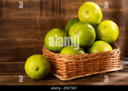 Tahiti limone isolato - Citrus × latifolia Foto Stock