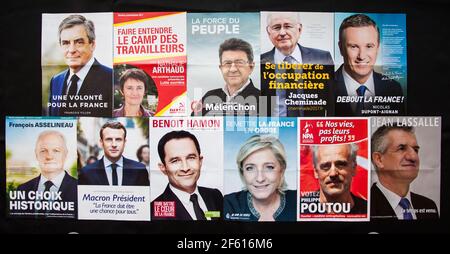 FRANCIA, 2017 APRILE - volantini ufficiali per le elezioni presidenziali francesi. I 11 candidati. Foto Stock