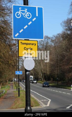 Temporaneamente Cycle Lane a Southampton, messo in atto durante la pandemia del coronavirus Foto Stock