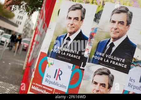 PARIGI, FRANCIA - 31 MARZO 2017 : manifesti della campagna di Francois Fillon per le elezioni presidenziali francesi del 2017. Foto Stock