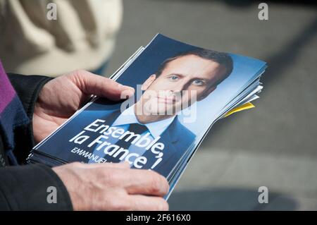 STRASBURGO, FRANCIA - 29 APRILE 2017 : attivisti politici per 'en Marche !' il movimento distribuisce volantini per le elezioni presidenziali francesi Foto Stock