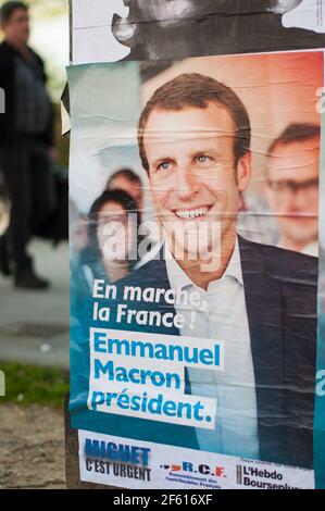 PARIGI, FRANCIA - 31 MARZO 2017 : manifesti della campagna Emmanuel Macron per le elezioni presidenziali francesi del 2017. Foto Stock