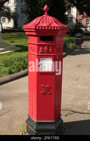 Vecchia casella postale rossa a Worcester, Worcestershire, Inghilterra, Regno Unito. Foto Stock