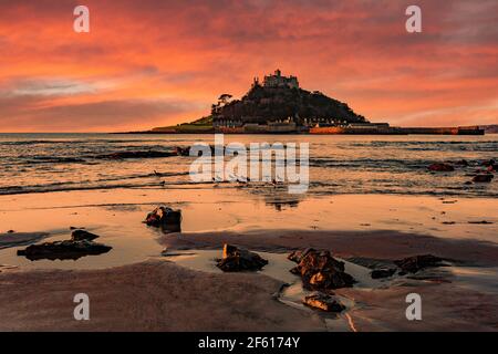 Alba sul monte st michaels nella baia di Mount marazion vicino a penzion, cornovaglia, inghilterra, Foto Stock