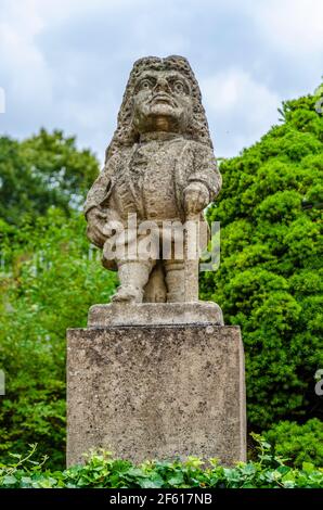 Statua di un nano maschile (scolpito da laboratorio di scultore barocco Matthias Bernard Braun) nel giardino del castello nove Mesto nad Metuji, Repubblica Ceca Foto Stock