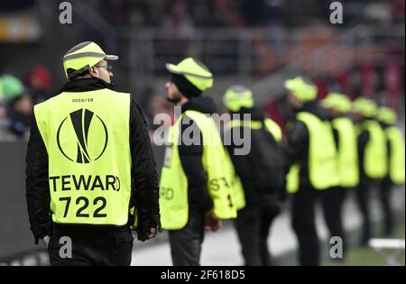 Personale addetto alla sicurezza presso lo stadio di calcio San Siro di Milano. Italia Foto Stock