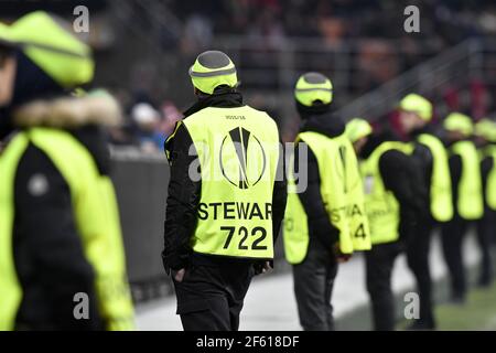 Personale addetto alla sicurezza presso lo stadio di calcio San Siro di Milano. Italia Foto Stock