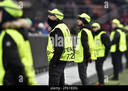 Personale addetto alla sicurezza presso lo stadio di calcio San Siro di Milano. Italia Foto Stock